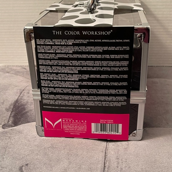 The Color Workshop Makeup Traincase - Picture 3 of 9